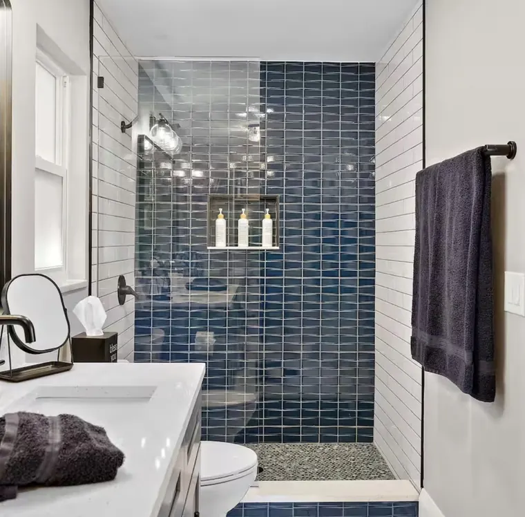 Walk-in shower with tiled niche